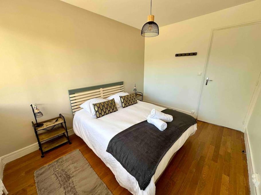 - une chambre dotée d'un lit avec un ours en peluche blanc dans l'établissement Appartement centre de Vichy, à Vichy