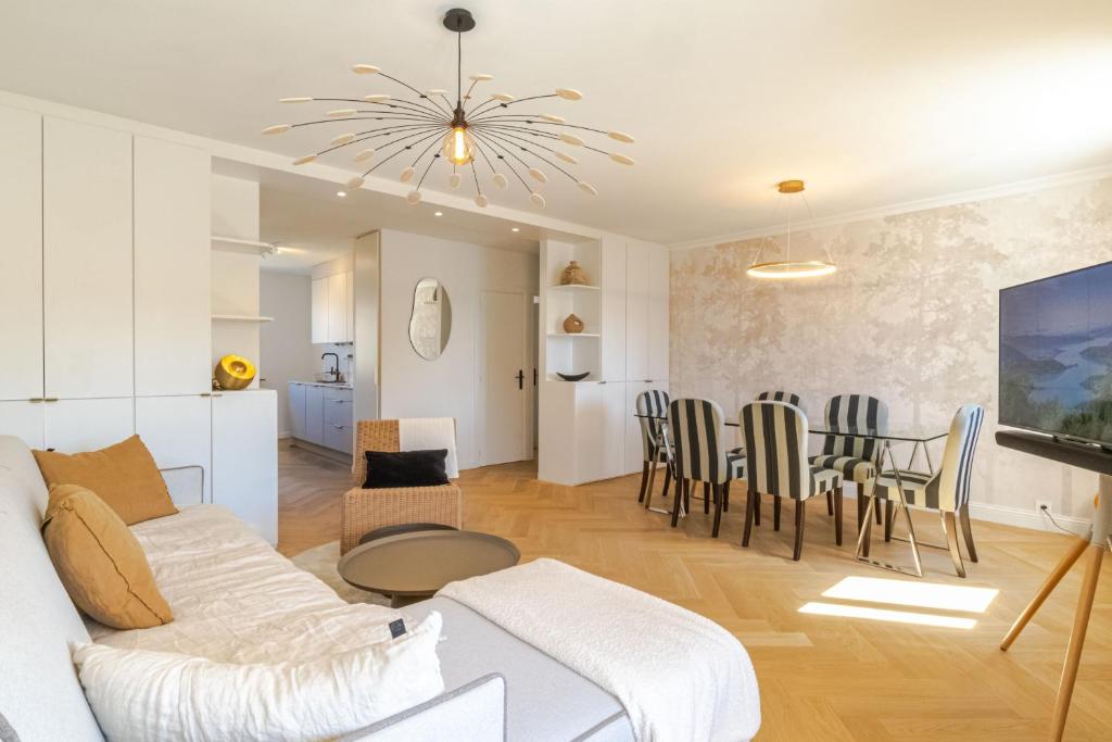 un salon avec un canapé blanc et une table dans l'établissement L'Oasis 4 étoiles - Triangle d'Or, à 100m du Lac, Parking gratuit, à Annecy
