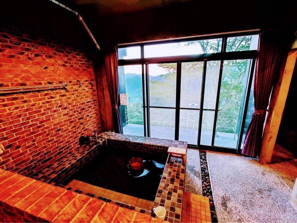森活藝術文旅評價、特色體驗、房價資訊、訂房連結 – 山林溫泉與工業風住宿 - 照片 4