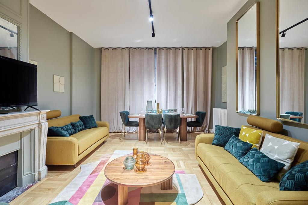 - un salon avec deux canapés et une table dans l'établissement Residence Trocadero by Studio prestige, à Paris