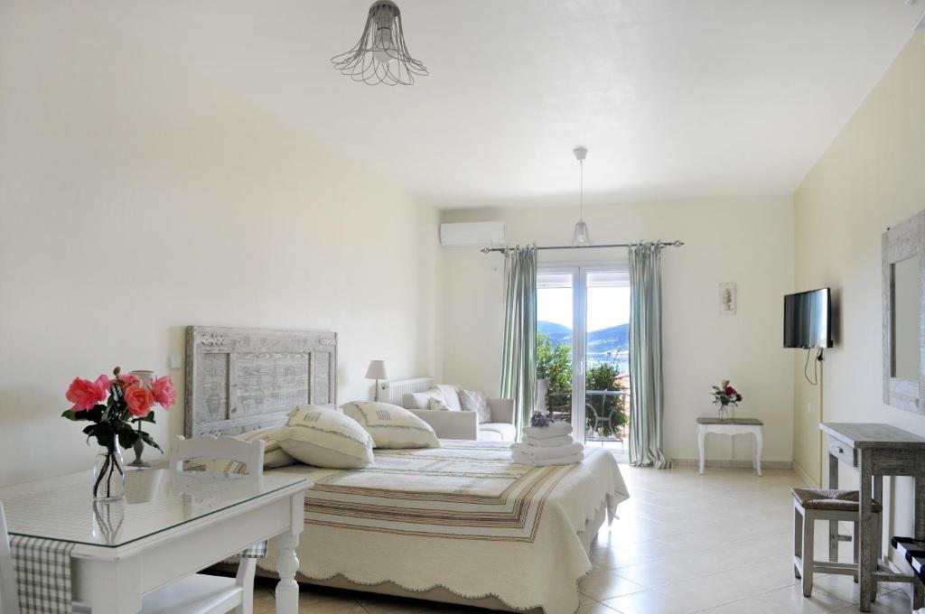 A television and/or entertainment centre at Triantafilia Guesthouse