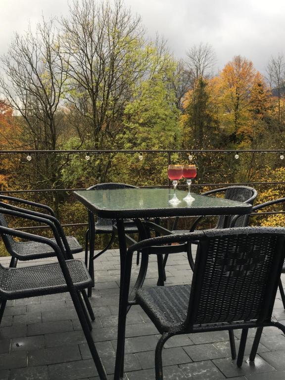 un tavolo con due bicchieri di vino su un patio di Mini Hotel Polonyna a Pilipets