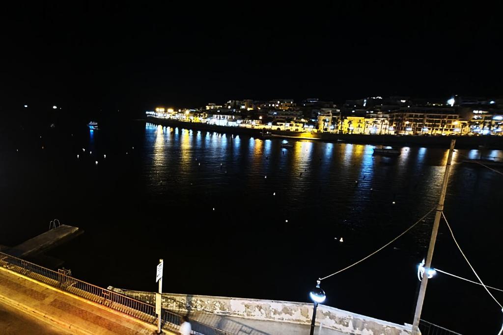 vista sul fiume di notte con una città di Unobstructred seaviews, 2BR, Kingbeds, Fully ACd a Marsaskala