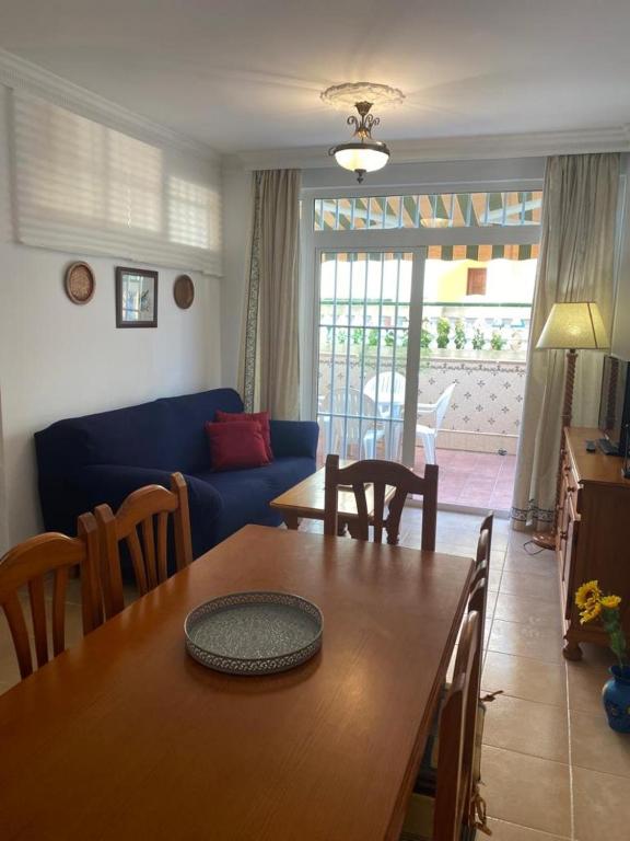 - une salle à manger et un salon avec une table et des chaises dans l'établissement Nice apartment Torrecilla Beach, à Nerja