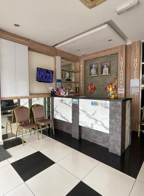 Kuchyň nebo kuchyňský kout v ubytování Intanova Hotel