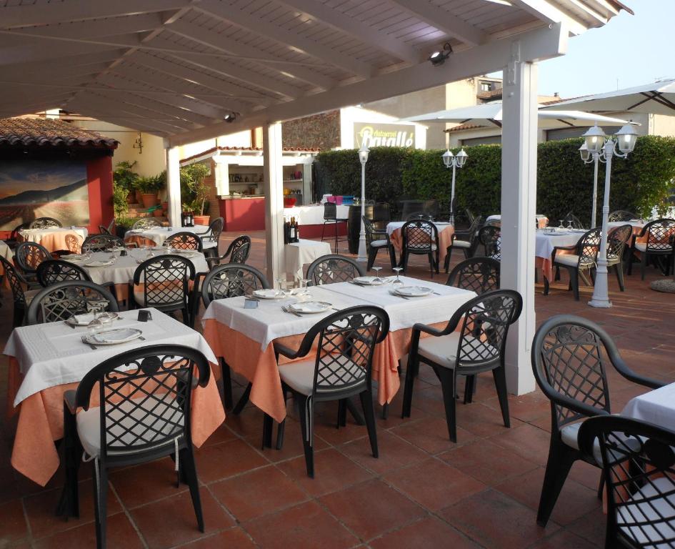 Restaurace v ubytování Hostal Can Pou