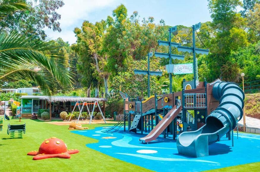 plac zabaw w parku ze zjeżdżalnią w obiekcie Camping Village Rosselba Le Palme w mieście Portoferraio