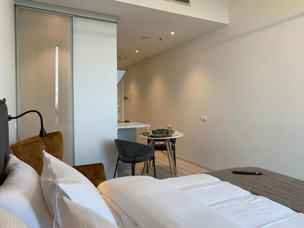 Orange Apartments Tower & Free Parking - Deluxe Studio