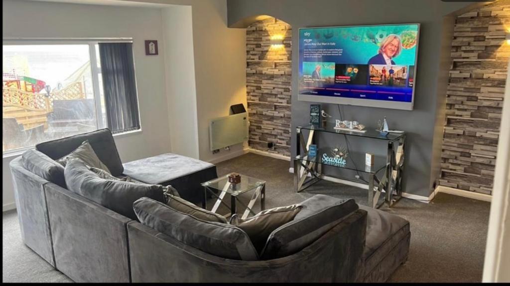 SEA VIEW Apartment Large Balcony Whirlpool Bath 2 Bedrooms SKY GLASS TV