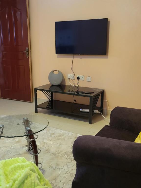 TV a/nebo společenská místnost v ubytování G&G Executive Homes Pipeline Nakuru