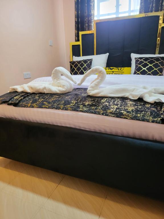 Postel nebo postele na pokoji v ubytování G&G Executive Homes Pipeline Nakuru