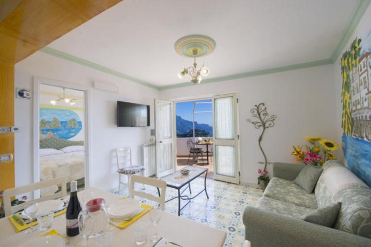 ein Wohnzimmer mit Sofa und Tisch in der Unterkunft Casa Mary in Amalfi