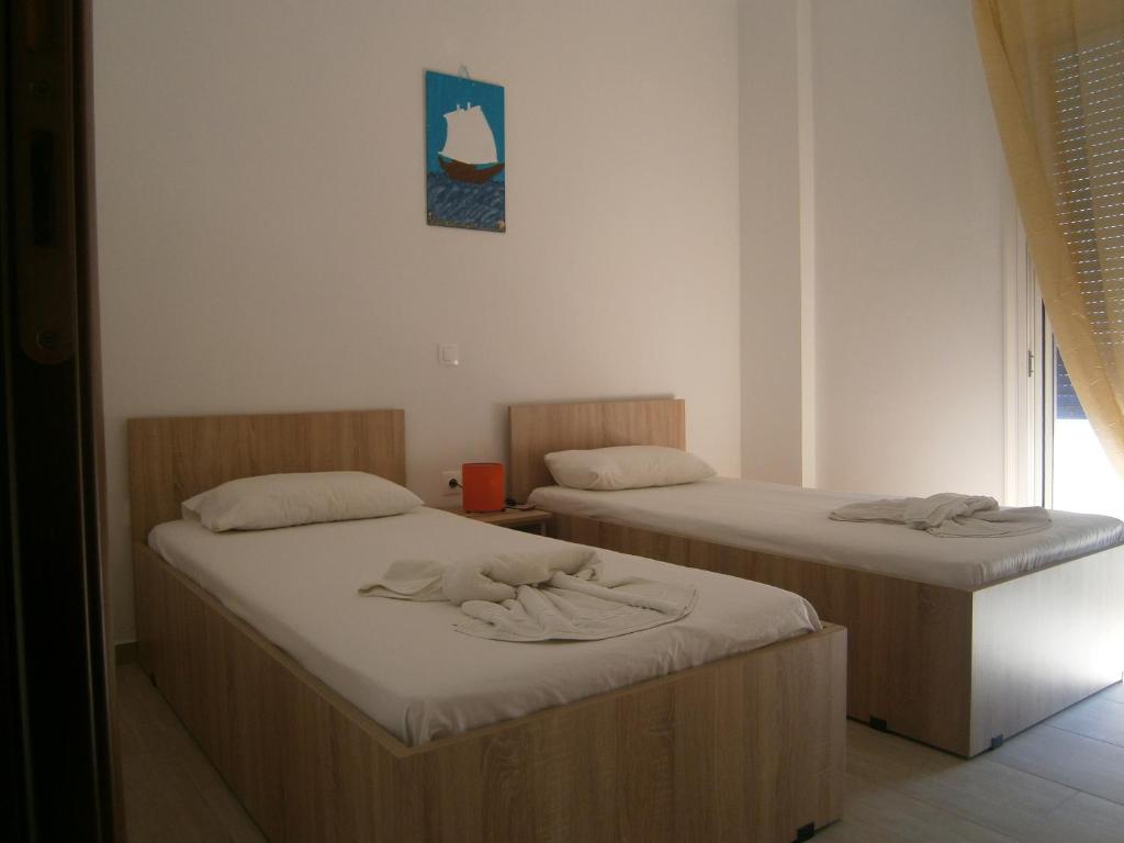 A bed or beds in a room at Blue Sky Taverna Apartments Kiki