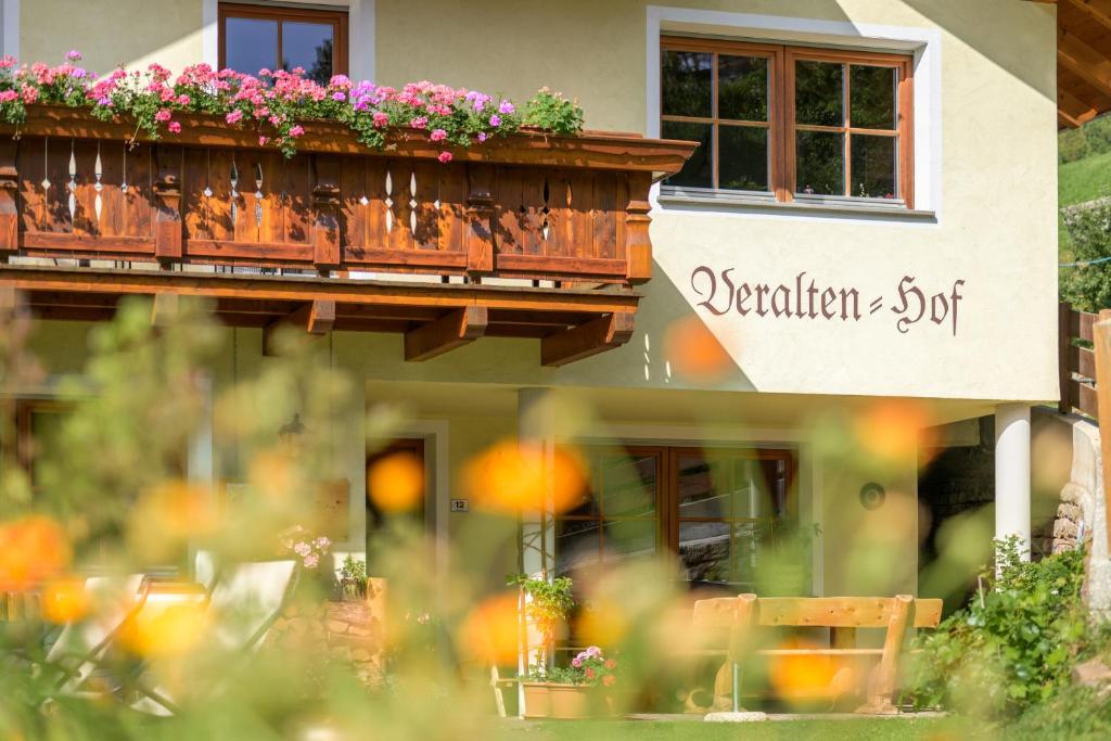 a house with a balcony with flowers on it at Veraltenhof Agriturismo B&B in Tires