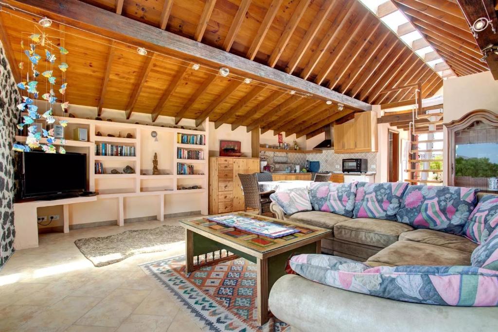 a living room with two couches and a table at Casa Verde in Teguise