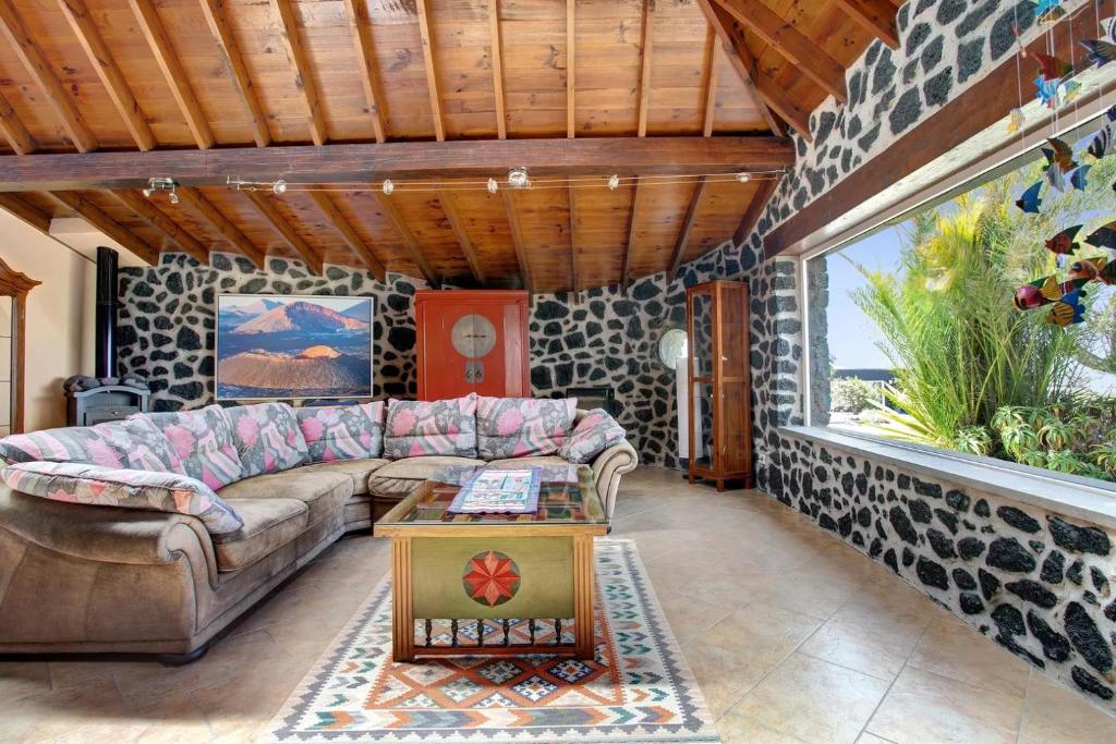 a living room with a couch and a table at Casa Verde in Teguise