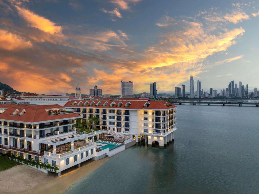 una vista de un hotel sobre el agua con una ciudad en Sofitel Legend Casco Viejo, Panama City, en Panamá