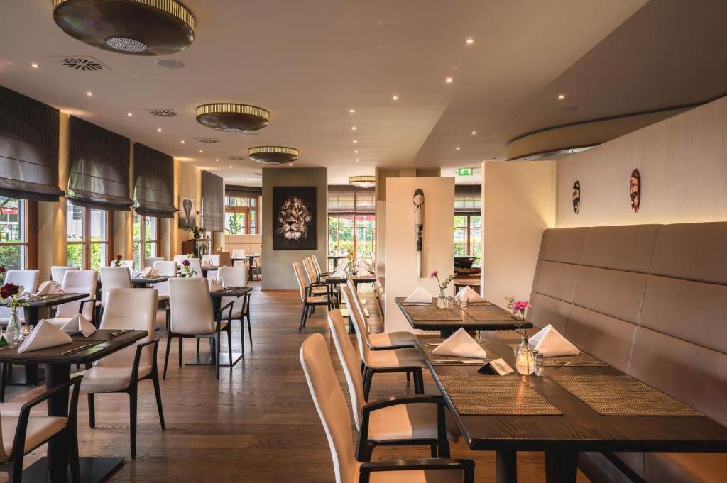 une salle à manger avec des tables et des chaises en bois dans l'établissement Sunderland Hotel, à Sundern