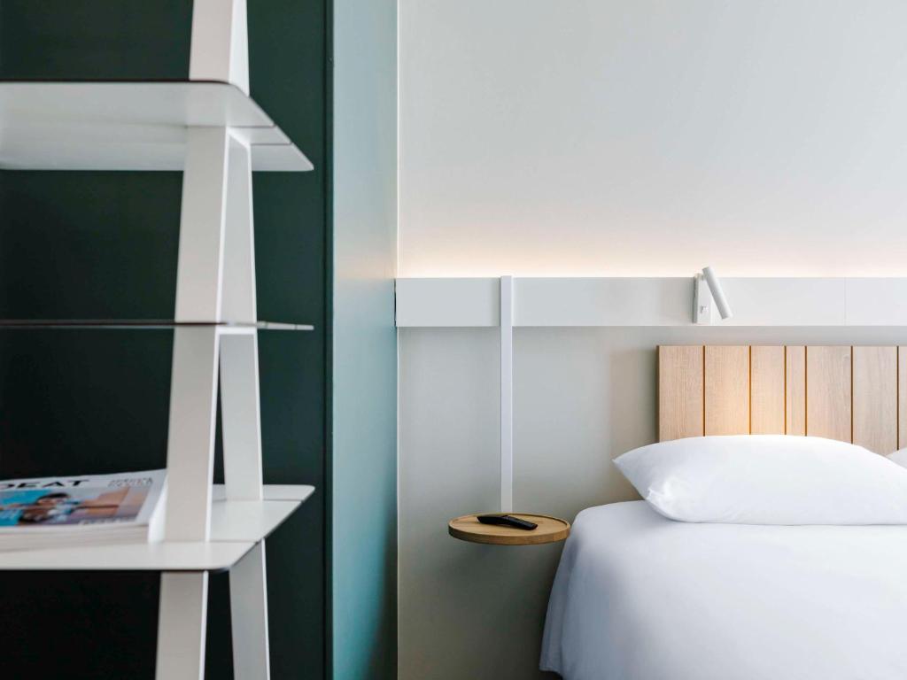 Postel nebo postele na pokoji v ubytování ibis Lyon Est Meyzieu