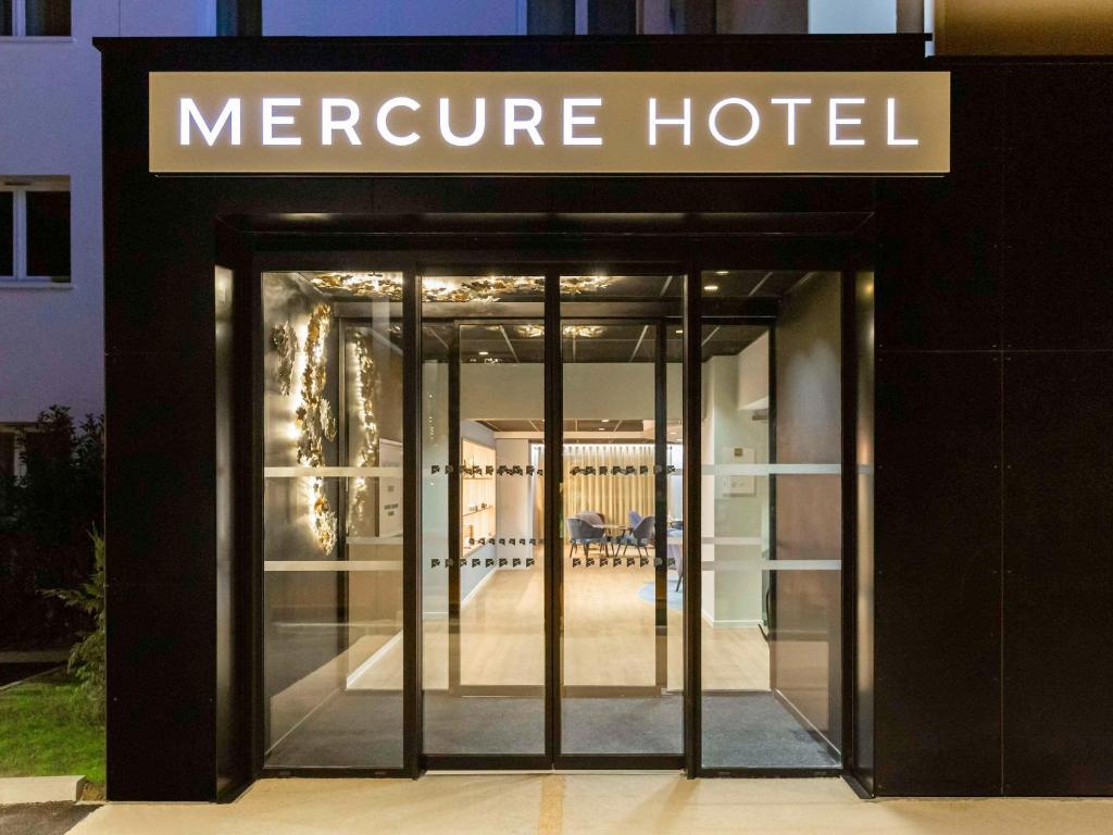 布拉尼亞克的住宿－Mercure Toulouse Aeroport Blagnac，通往通风酒店的入口,设有旋转门