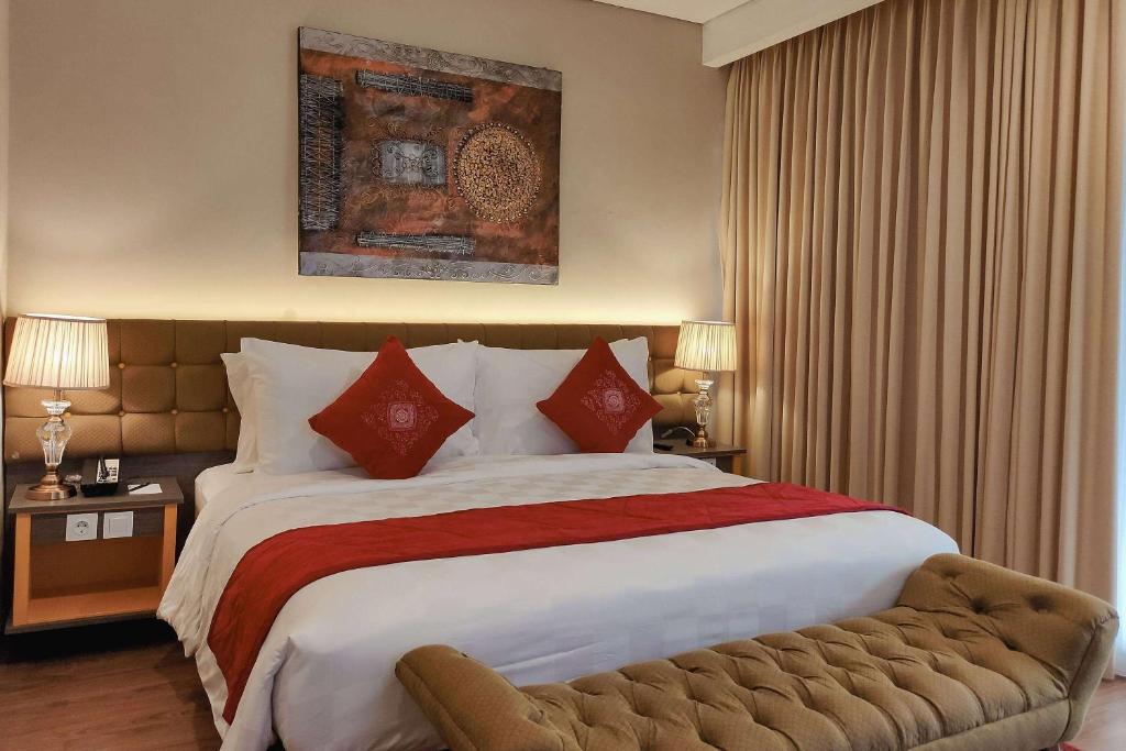 Postel nebo postele na pokoji v ubytování Ramada by Wyndham Yogyakarta