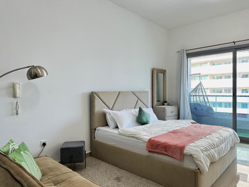 Postel nebo postele na pokoji v ubytování Cool Studio near to Metro & Beach in Dubai Marina