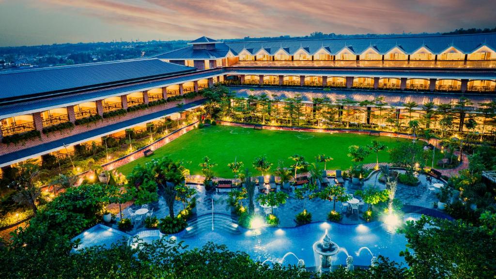 una vista aérea del complejo por la noche en Mayfair Oasis Resort & Convention, en Jhārsuguda