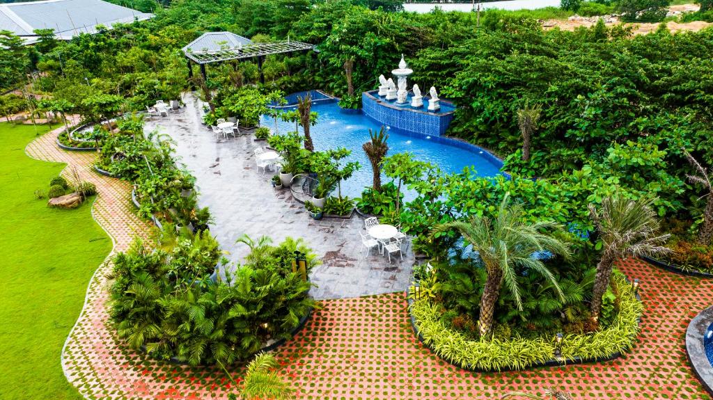 Bazén v ubytování Mayfair Oasis Resort & Convention nebo v jeho okolí