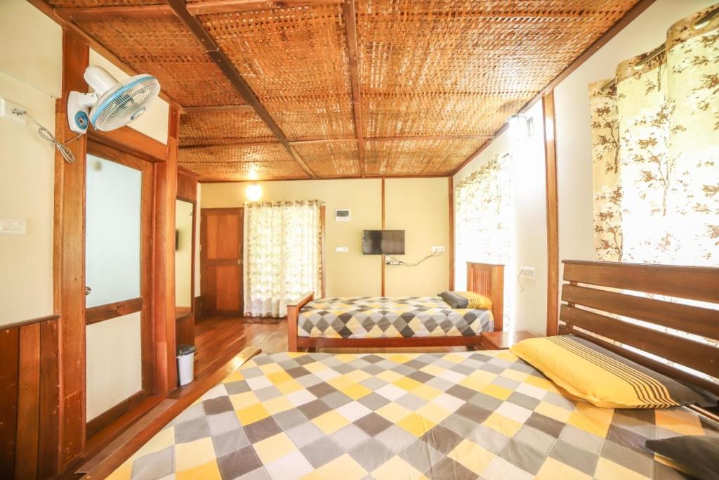1 dormitorio con 1 cama y 1 sofá en una habitación en Coorg coffee estate 3 bedroom villa with open balcony en Napoklu