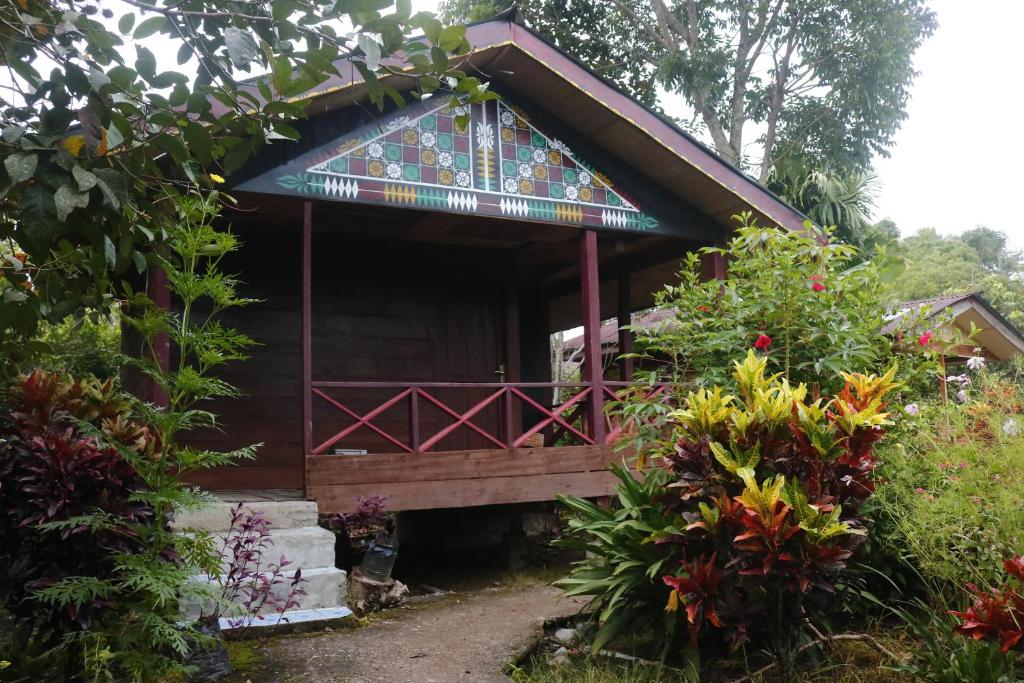 Cette petite maison dispose d'un balcon dans le jardin. dans l'établissement Cinta alam inn, à Kutacane