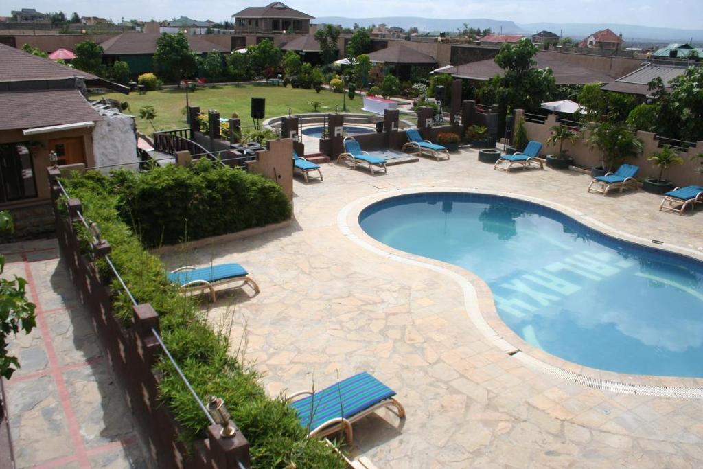 Athi RiverにあるGalaxy Resort Kitengelaのホテルのスイミングプールのオーバーヘッドビュー