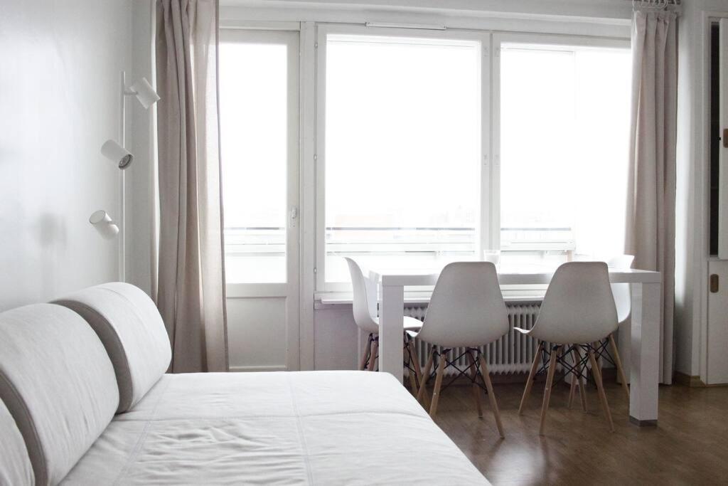 1 dormitorio con 1 cama, mesa y sillas en Norden Homes City Centre 2-Bedroom Apartment + Free Parking, en Turku