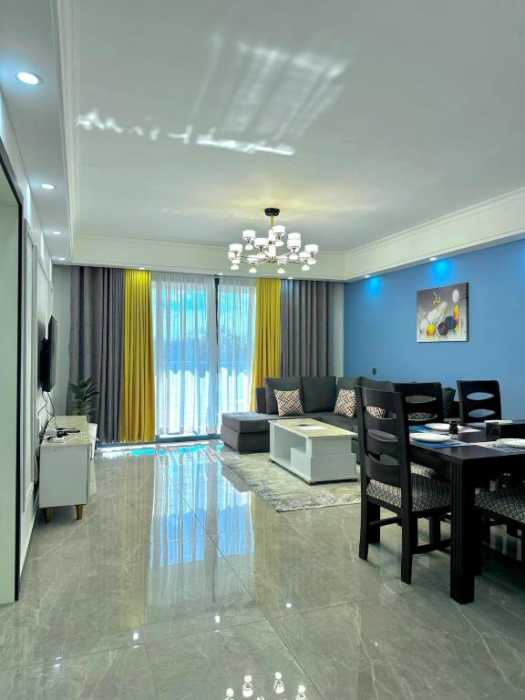 TV a/nebo společenská místnost v ubytování STAYREST Safari Tours NEW 3 bedroom Apartments in Kilimani Nairobi with rooftop pool