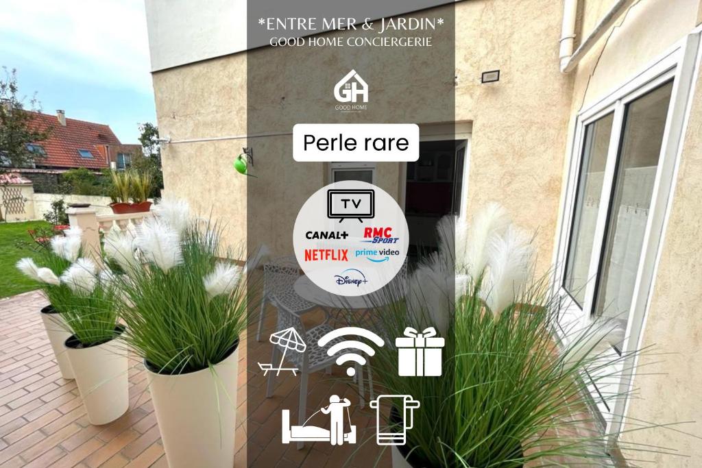 un panneau sur le côté d'un bâtiment avec des plantes dans l'établissement Villa Marine*Entre mer et Jardin, à Coudekerque-Branche