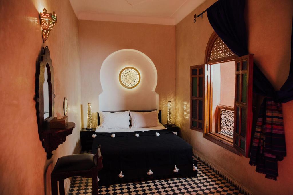 a bedroom with a bed and a window at Riad Bensaid in Marrakech