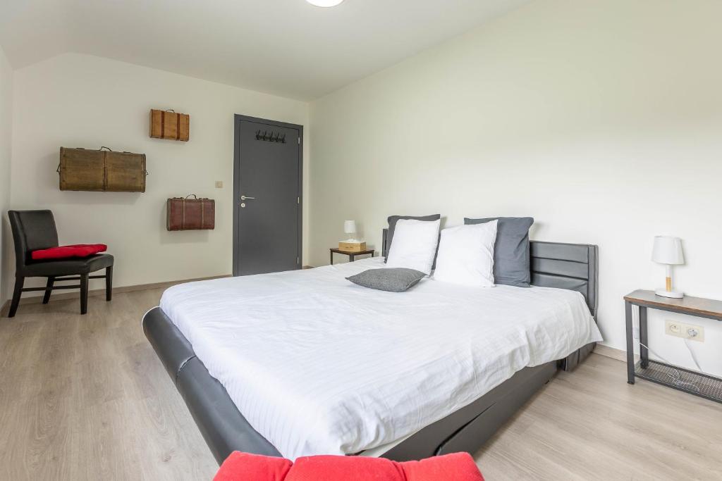 Postel nebo postele na pokoji v ubytování L'Antre d'Eux - Suite avec sauna et jacuzzi