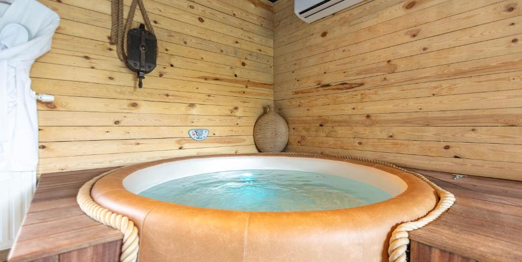 Fotografie z fotogalerie ubytování L'Antre d'Eux - Suite avec sauna et jacuzzi v destinaci Senenne