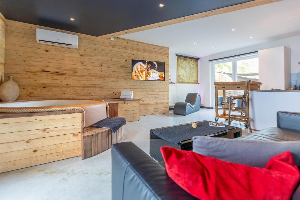 Posezení v ubytování L'Antre d'Eux - Suite avec sauna et jacuzzi