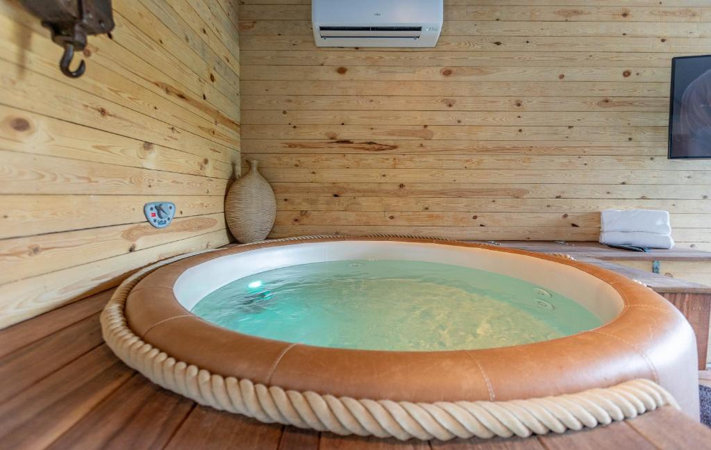 Fotografie z fotogalerie ubytování L'Antre d'Eux - Suite avec sauna et jacuzzi v destinaci Senenne