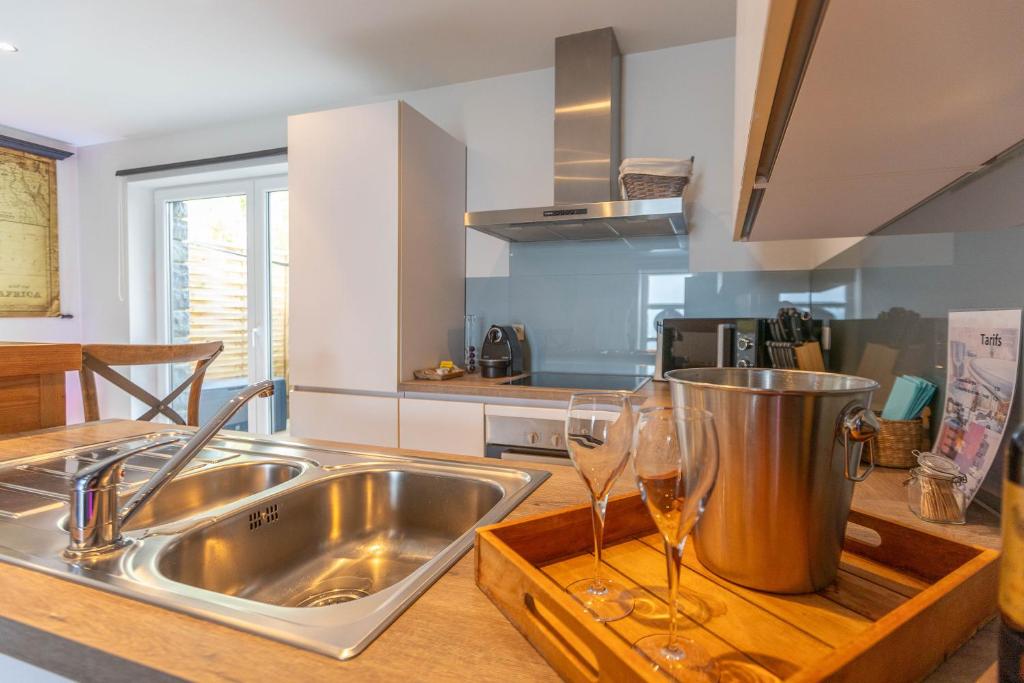 Kuchyň nebo kuchyňský kout v ubytování L'Antre d'Eux - Suite avec sauna et jacuzzi