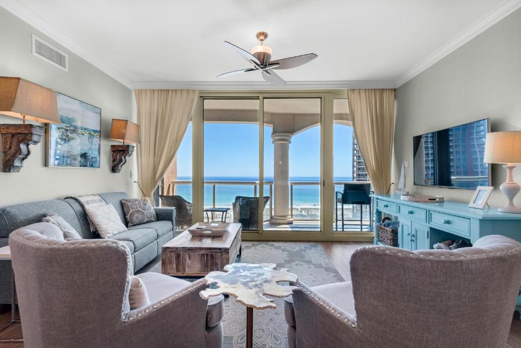 sala de estar con vistas al océano en Portofino Island Resort 4-1305, en Pensacola Beach