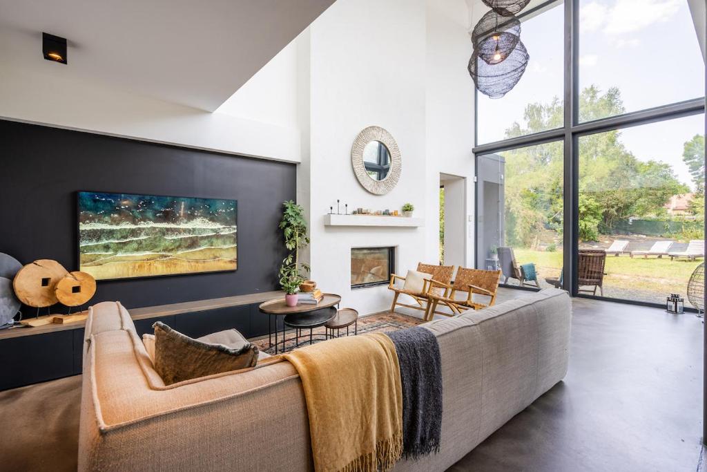 TV a/nebo společenská místnost v ubytování Glass House
