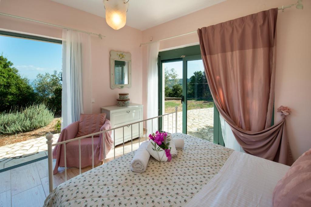 Postel nebo postele na pokoji v ubytování Red Rose Artistsvillas