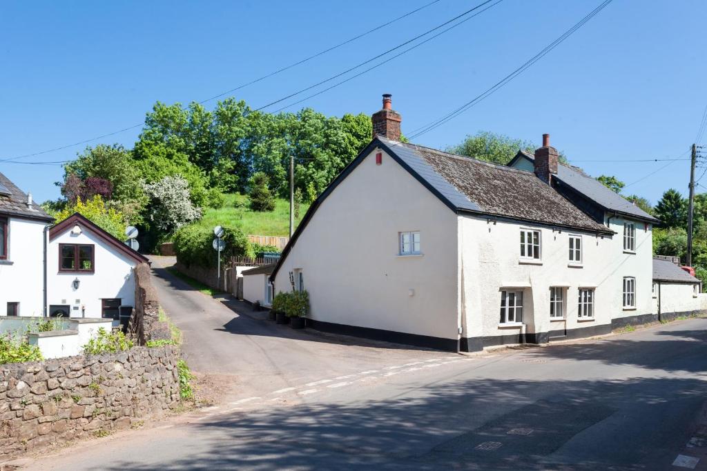 una casa blanca al lado de una calle en Landlords Cottage a Country Retreat, en Wellington