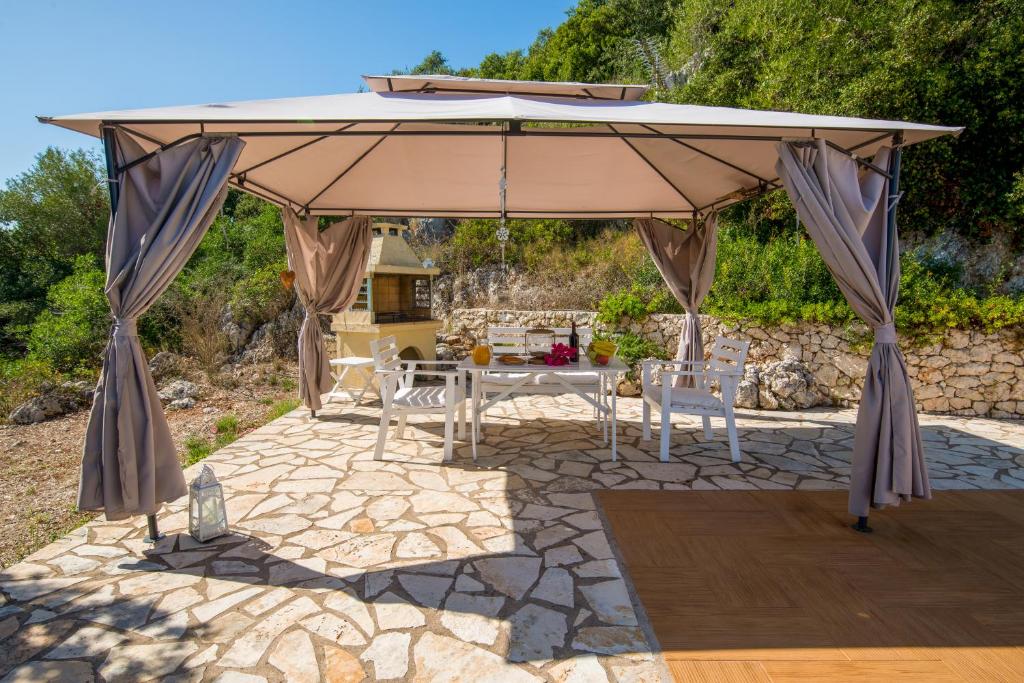 Patio nebo venkovní prostory v ubytování Red Rose Artistsvillas