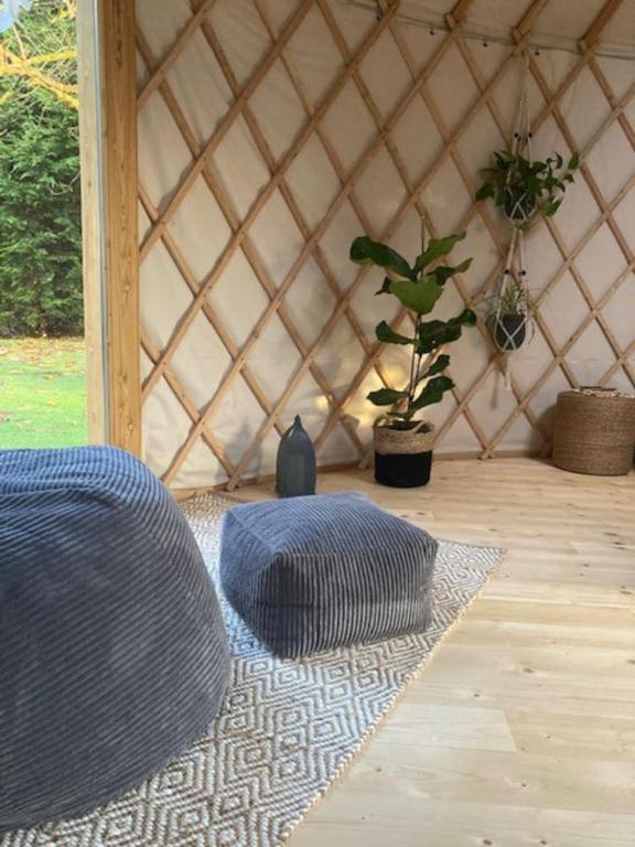 Area soggiorno di Aughavannagh Yurt Glamping