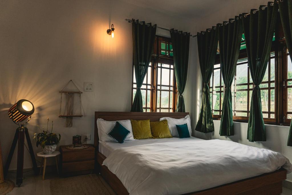 Postel nebo postele na pokoji v ubytování Flashpackers Bir - Rooms & Dorms