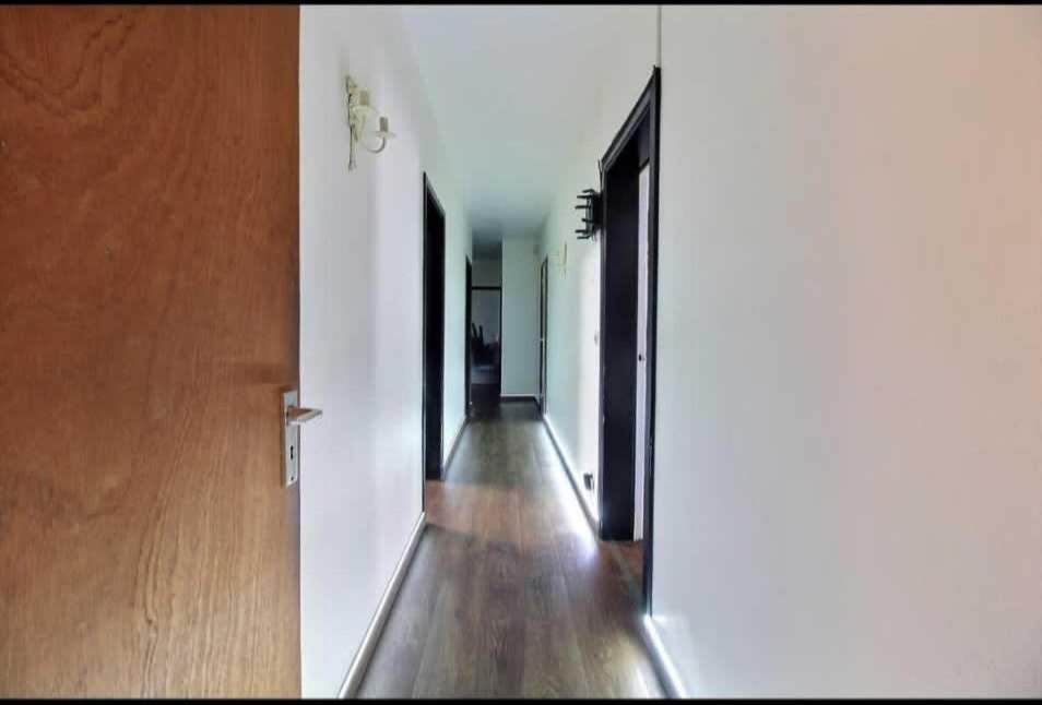 pasillo con puerta abierta a una habitación con suelo de madera en City Center Promo, en Bruselas