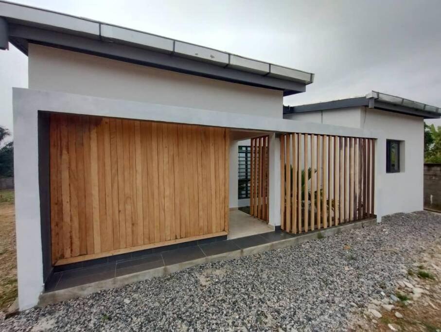 uma casa com portas de correr de madeira em Villa en résidence à Malibé Libreville em Libreville