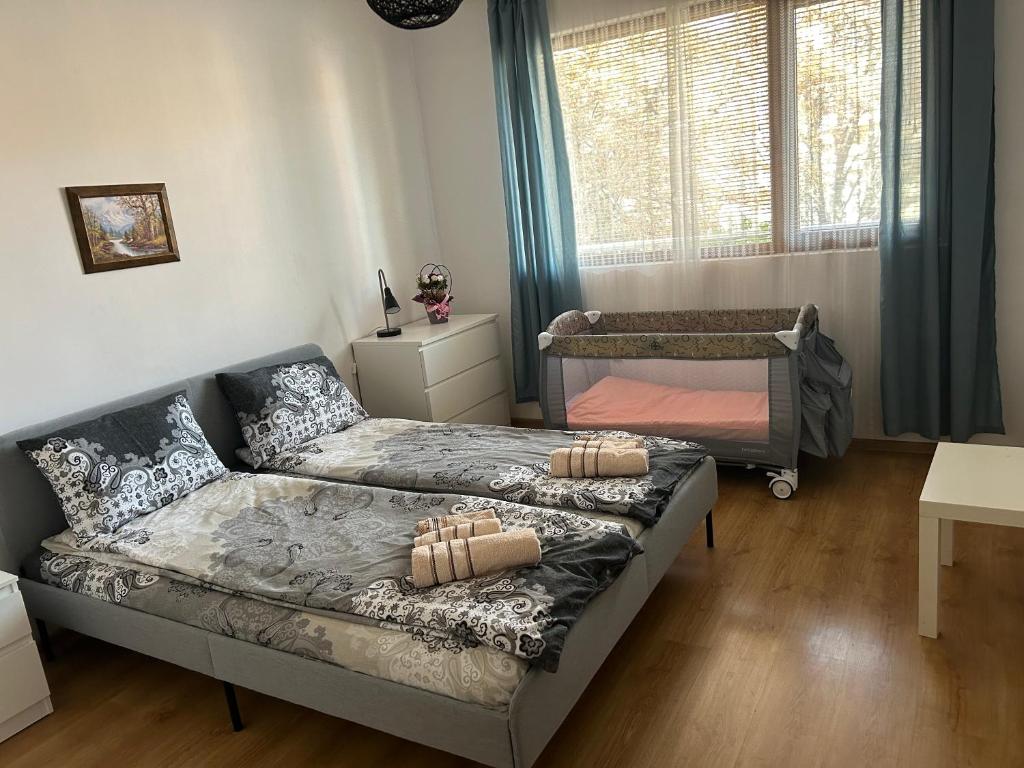 a living room with a couch and a bed at АПАРТАМЕНТ МАЯ in Kazanlŭk